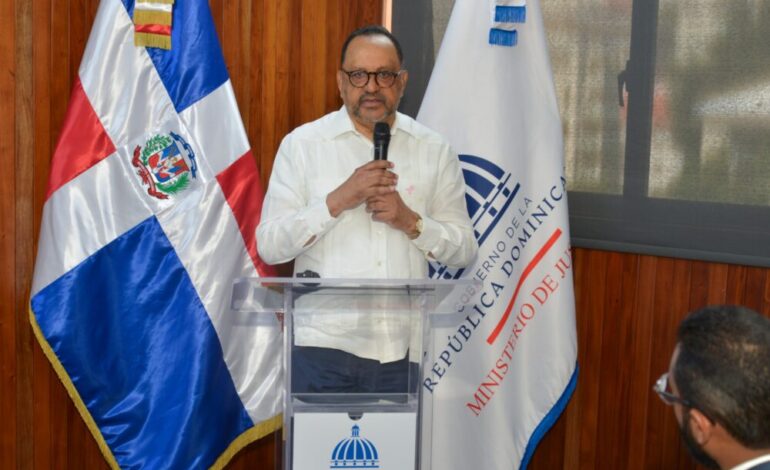 Antoliano Peralta juramenta comité electoral para elegir Comisión de Integridad del Ministerio de Justicia