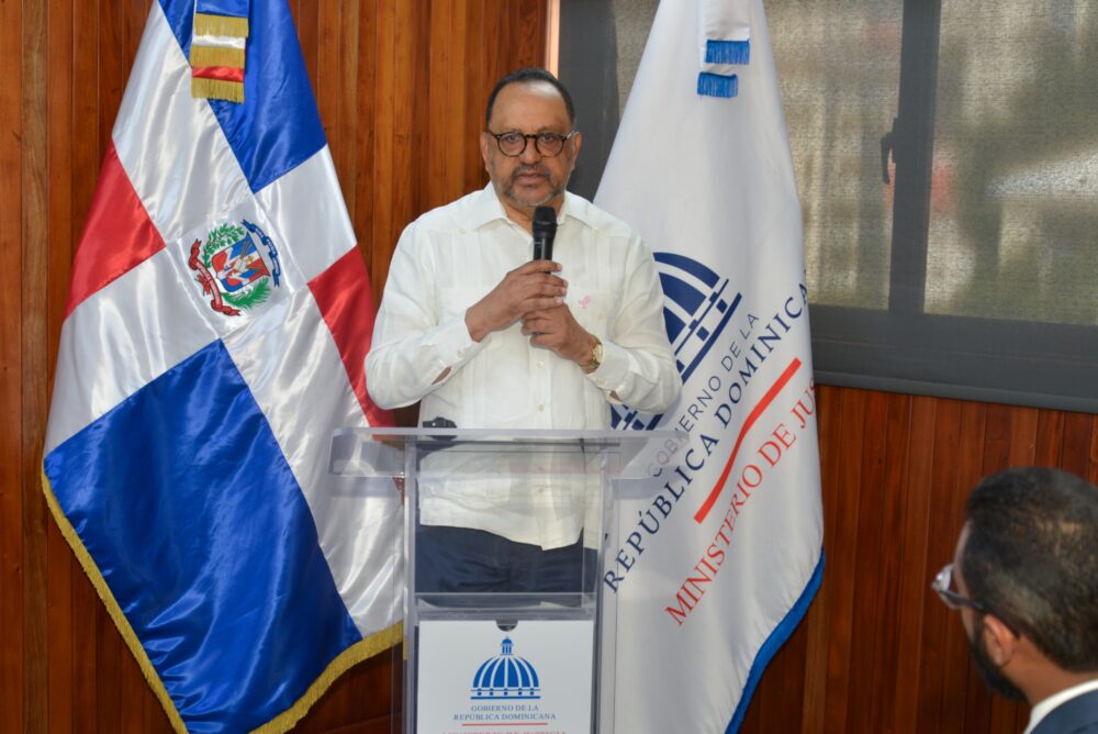 Antoliano Peralta juramenta comité electoral para elegir Comisión de Integridad del Ministerio de Justicia