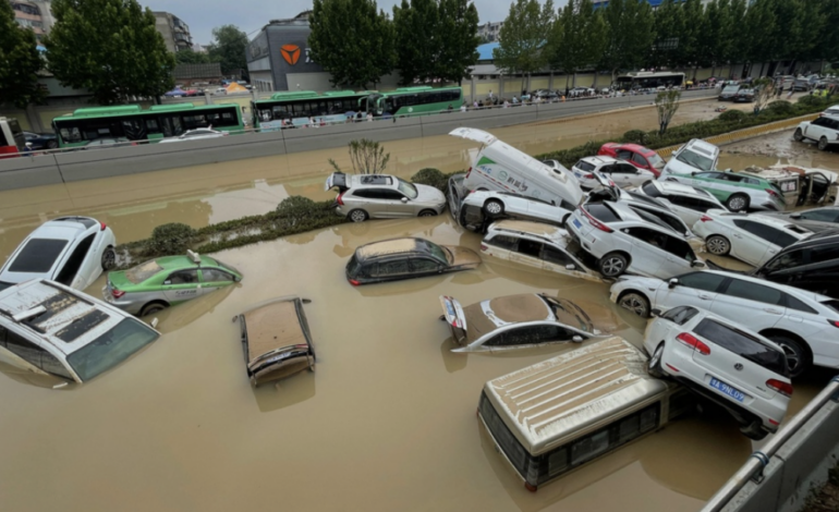 China: lluvias torrenciales inundan calles de Qinzhou