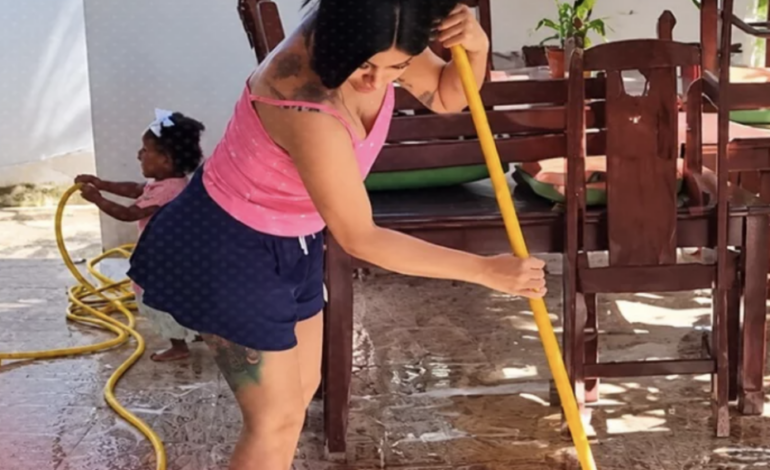Cardi B se vuelve viral barriendo la casa de sus abuelos