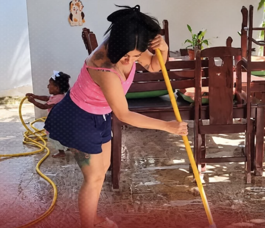 Cardi B se vuelve viral barriendo la casa de sus abuelos