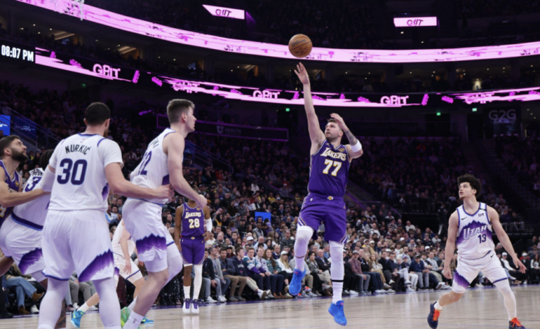 Dončić explota con 52 puntos y Lakers remontan en la NBA