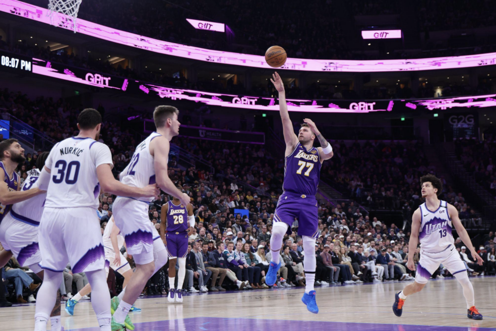 Dončić explota con 52 puntos y Lakers remontan en la NBA