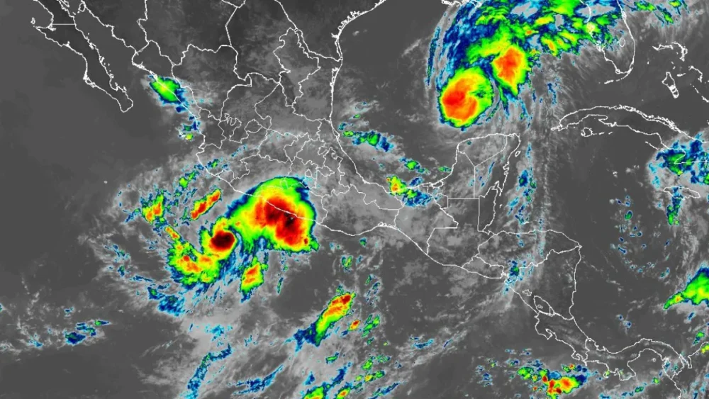 Huracán Simón amenaza México y podría alcanzar categoría 4