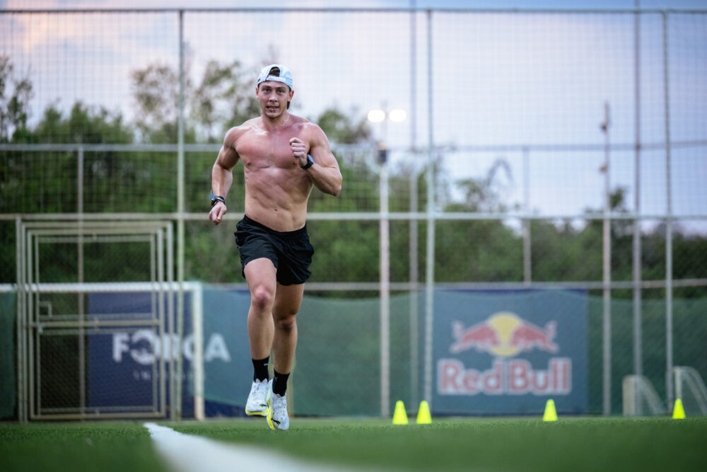Víctor Gómez hace historia en campamento internacional de HYROX