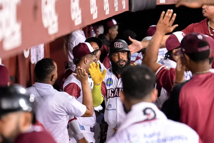 Toros blanquean a las Águilas y Gigantes frenan al Licey