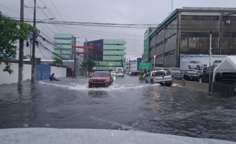¡Santo Domingo Este bajo agua tras nueve horas de intensos aguaceros!