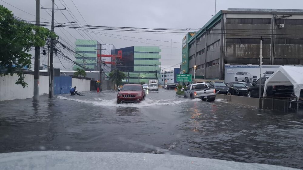 ¡Santo Domingo Este bajo agua tras nueve horas de intensos aguaceros!