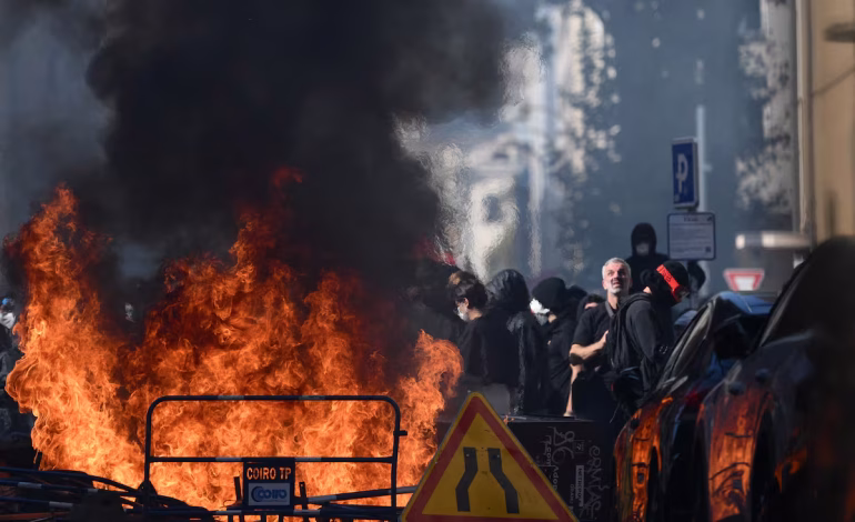 Francia: protestas crecen y desafían a Macron