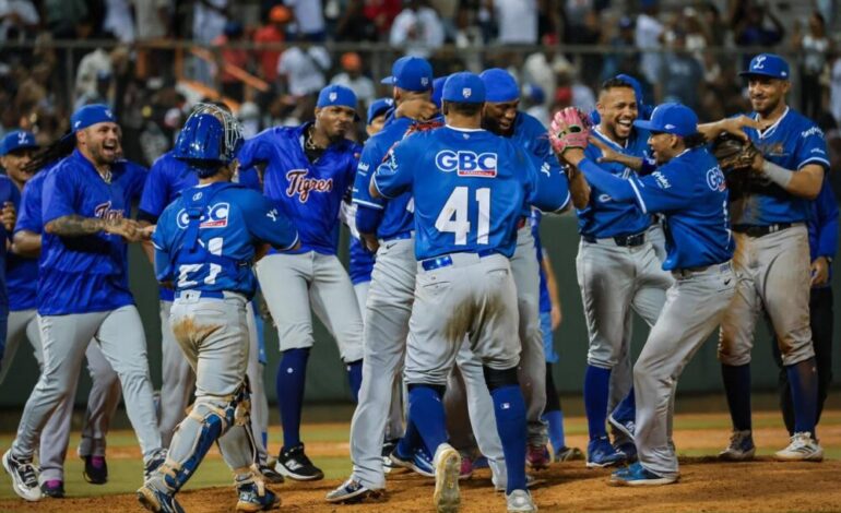 Licey firma no-hitter histórico y Gigantes aplastan al Escogido