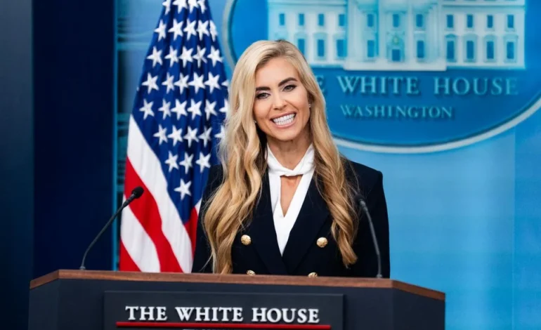 Cinco días y una polémica salida: cae la portavoz de Trump