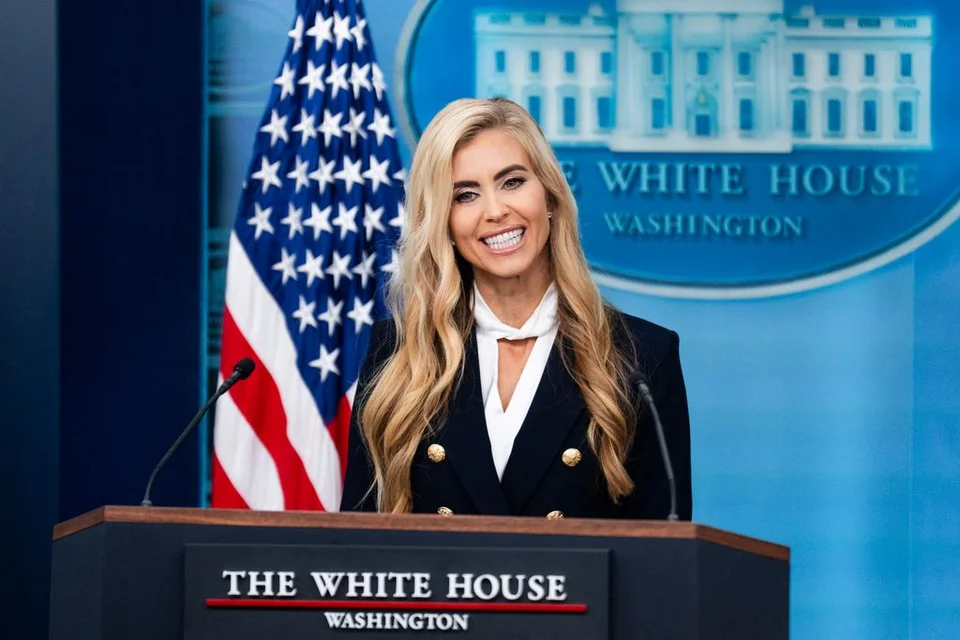 Cinco días y una polémica salida: cae la portavoz de Trump