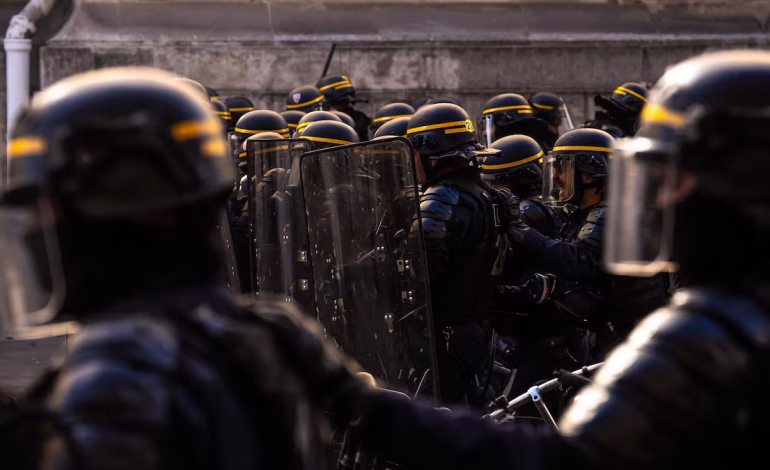 Francia desplegará 70,000 agentes ante riesgo de violencia en protestas