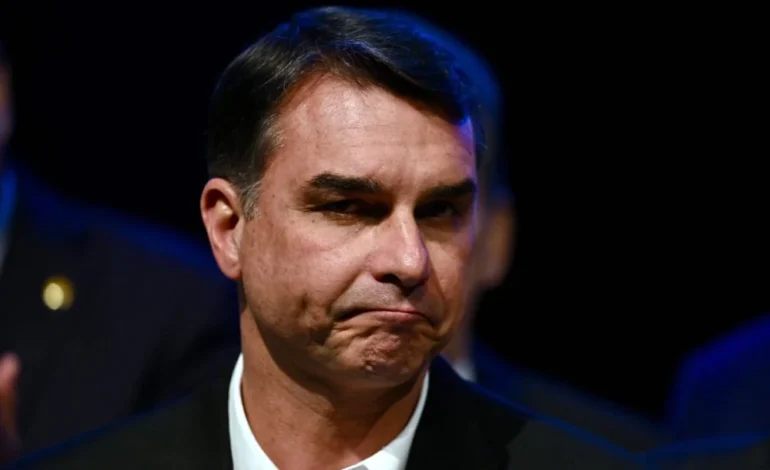 Flávio Bolsonaro denuncia pedido para entregar sus pasaportes