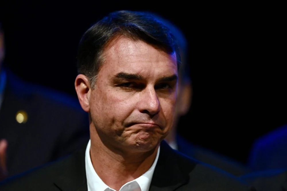 Flávio Bolsonaro denuncia pedido para entregar sus pasaportes