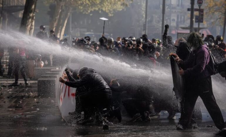 Francia impondrá toques de queda tras ola de saqueos y disturbios
