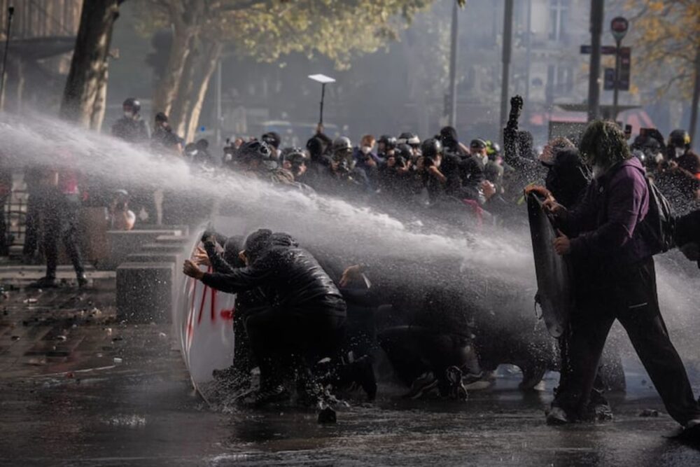 Francia impondrá toques de queda tras ola de saqueos y disturbios