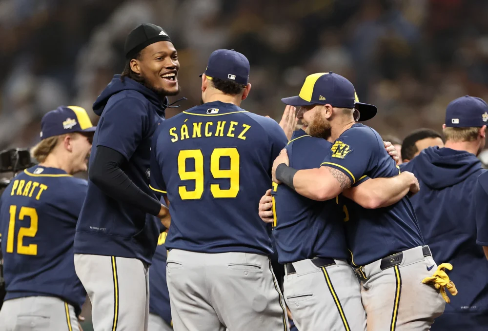 Gary Sánchez y Abner Uribe hacen historia con Milwaukee