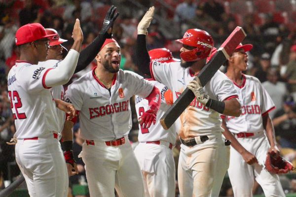 Escogido castiga a las Águilas y las Estrellas frenan al Licey
