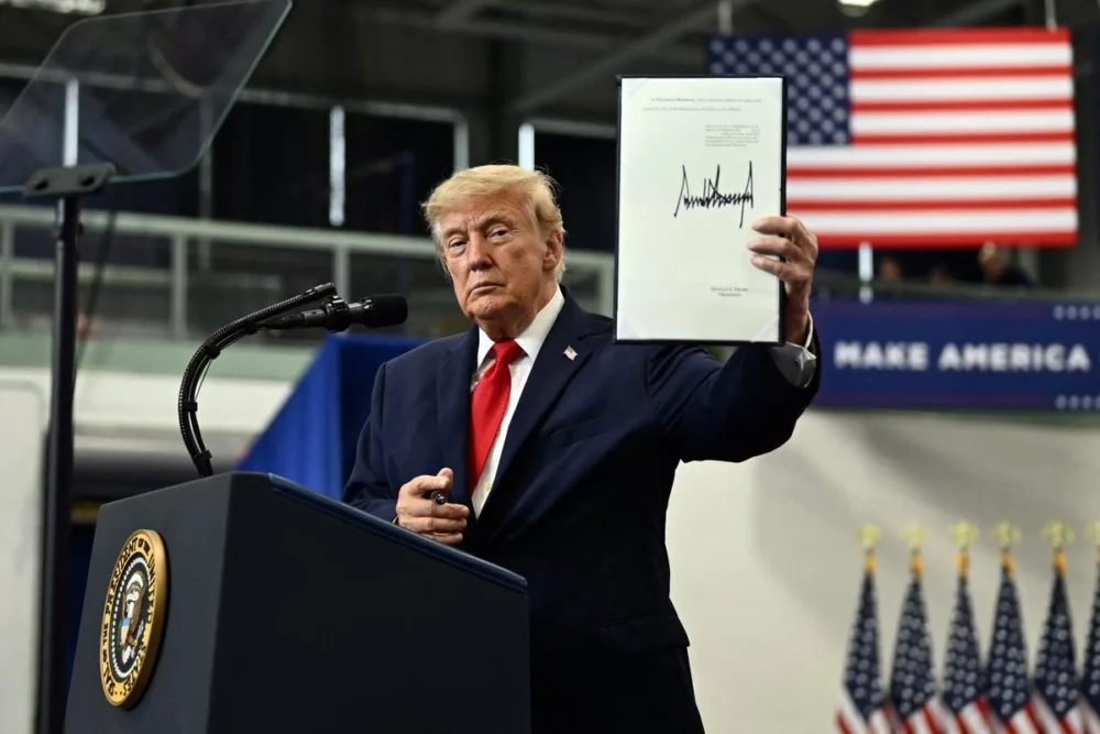 Trump perdona a mecánicos condenados por manipular emisiones de camiones