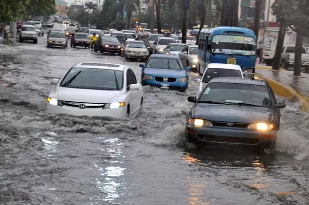 Inundaciones golpean Santiago: 27 de Febrero queda bajo agua
