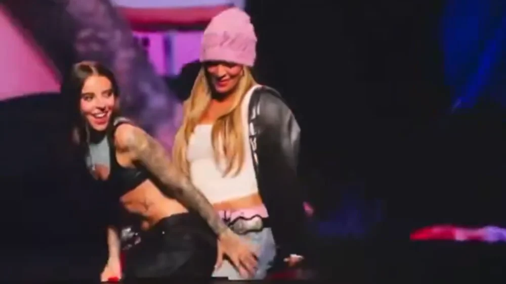 Young Miko sorprende al subir a Karol G al escenario en Orlando